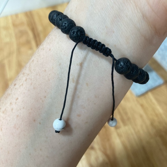 Lava rock diffuser bracelet with white howlite stone beads-adjustable - Picture 3 of 5